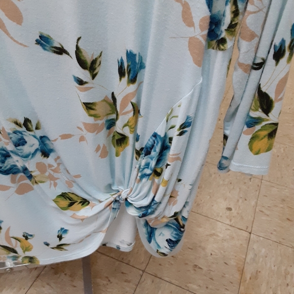 Ladies top - Picture 2 of 4